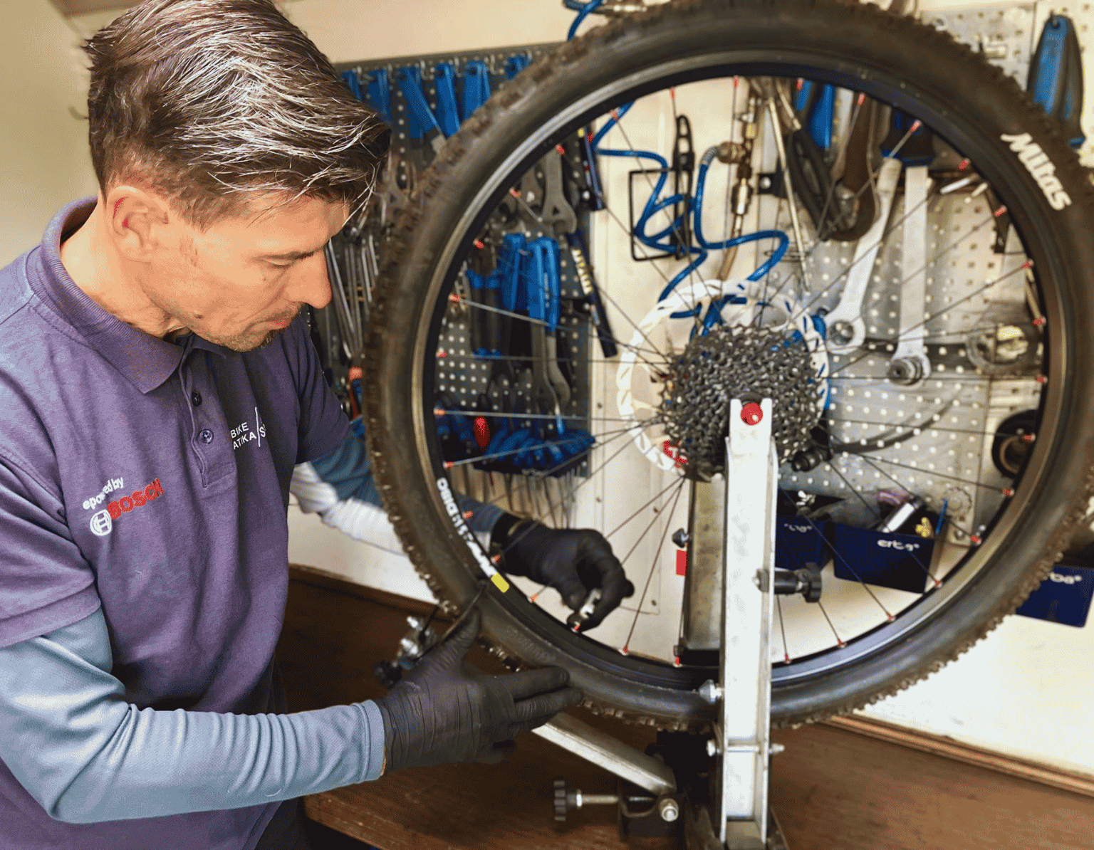 bikepatika mobil bringaszerviz Szegő Attila szerelés közben
